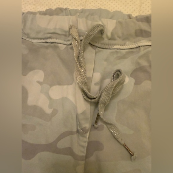 Bella Amore Made In Italy Gray Camouflage “magic stretch” Pants with raw hem. - Picture 3 of 11